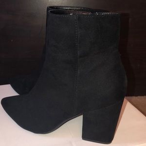 Side zipper ankle suede booties!